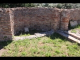 07551 ostia - regio iv - insula iii - domus su via della caupona (iv,iii,4) - nische vor raum (b) - westseite - 06-2024.jpg